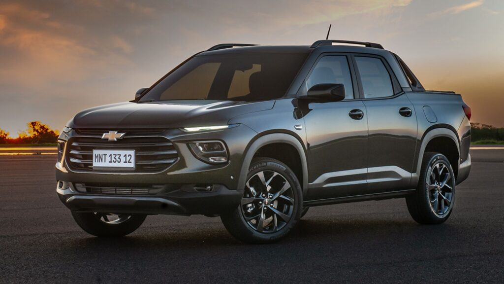 Chevrolet Montana LTZ na diagonal.