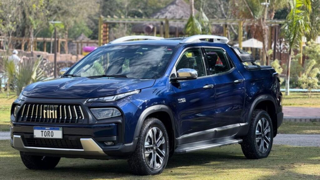 Fiat Toro Ranch azul parada na diagonal.
