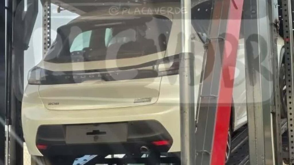 Peugeot híbridos flex em cima do guincho.