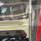 Peugeot híbridos flex em cima do guincho.