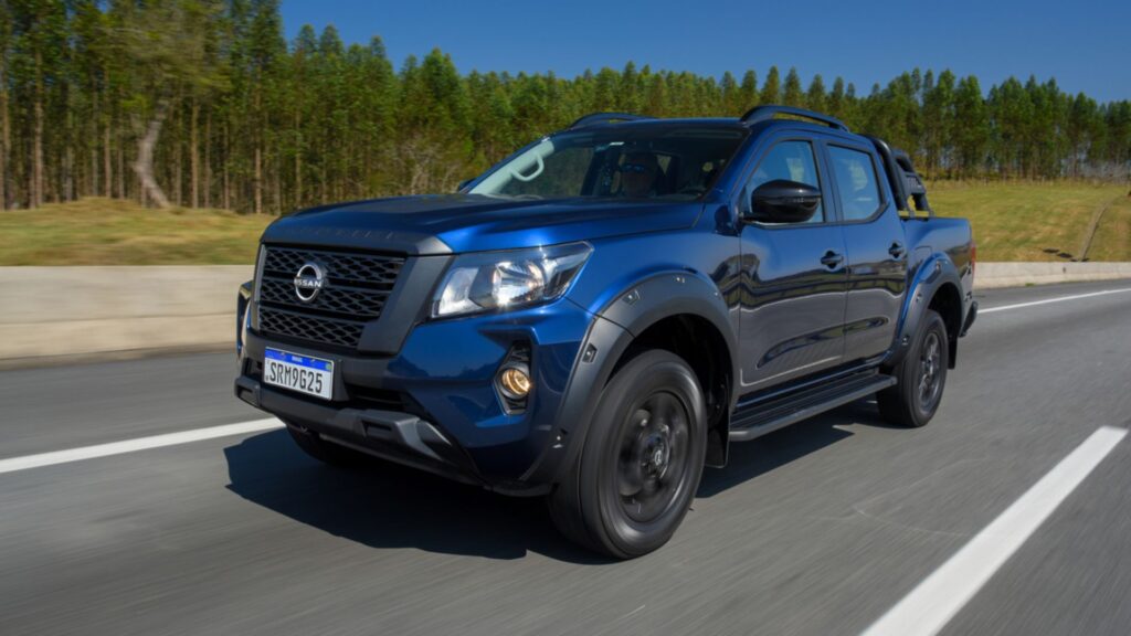 Frontier azul na estrada.