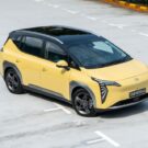 GAC Aion Y amarelo parado na diagonal.