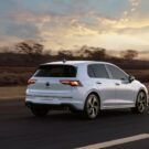 Volkswagen Golf GTI 2026 na estrada.