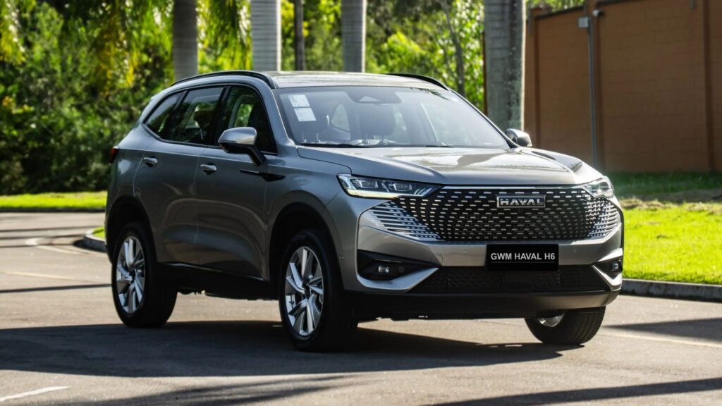 Haval H6 One 2026 parada na diagonal.