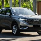 Haval H6 One 2026 parada na diagonal.