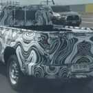 Toyota Hilux 2026 cabine simples na estrada.