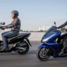 Duas Honda PCX 160 2026 em uma ponte.