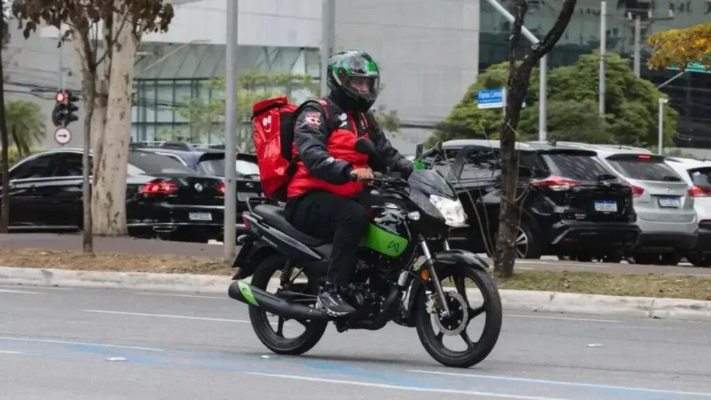 Motoboy com uma Mottu 110i sport.