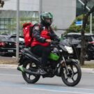 Motoboy com uma Mottu 110i sport.