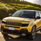 Jeep Avenger 2026 amarelo na estrada.