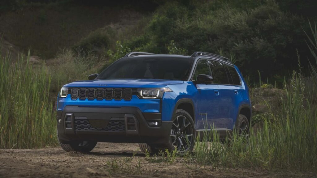 Jeep Cherokee 2026 azul parado na diagonal.
