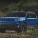 Jeep Cherokee 2026 azul parado na diagonal.