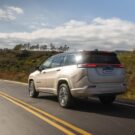 Jeep Commander 2026 na estrada.