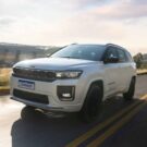 Jeep Commander 2026 branco na estrada.