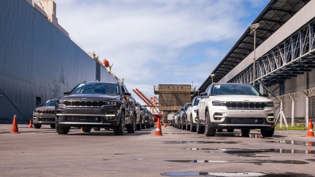 Vários Jeep Commander em um posto preparando para subir em um navio.