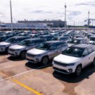 Vários Jeeps Commander estacionados.