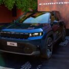 Jeep Compass 2026 azul parado.