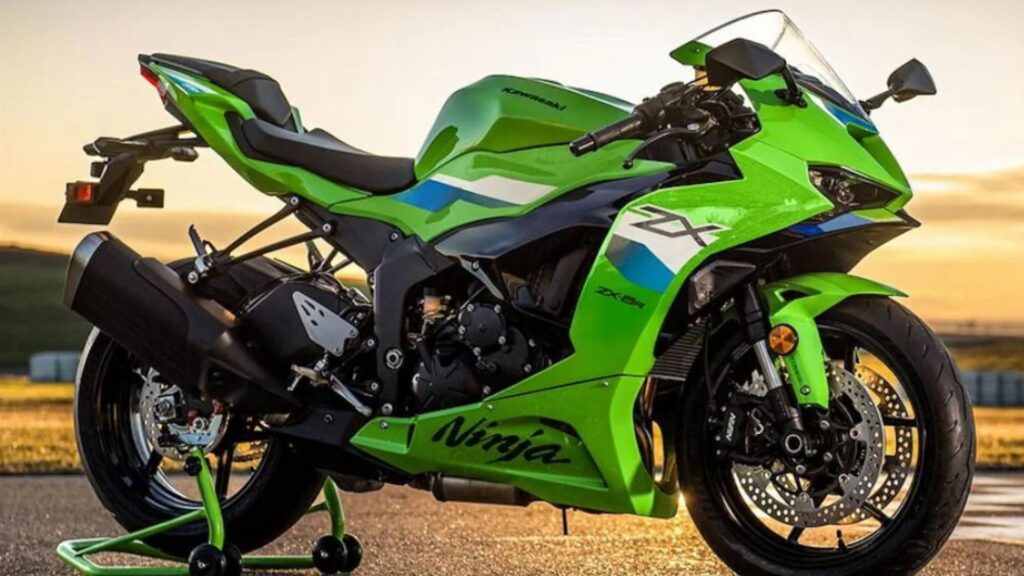 Kawasaki ZX-6R 2026 verde parada na diagonal.