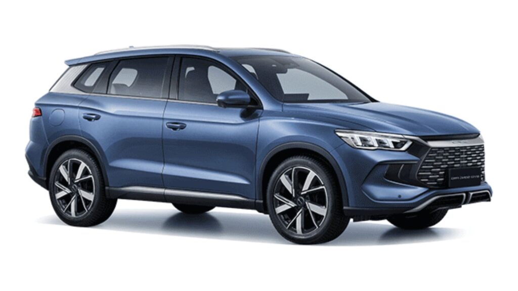 Song Pro azul parado na diagonal.