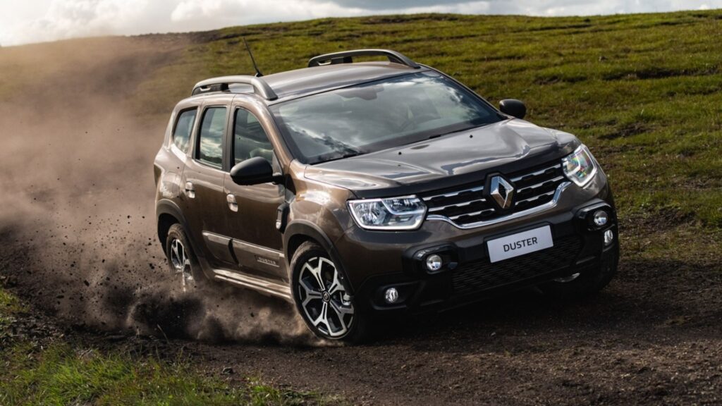 Renault Duster marrom derrapando na estrada.