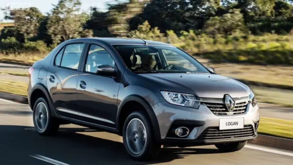 Renault Logan cinza em movimento.