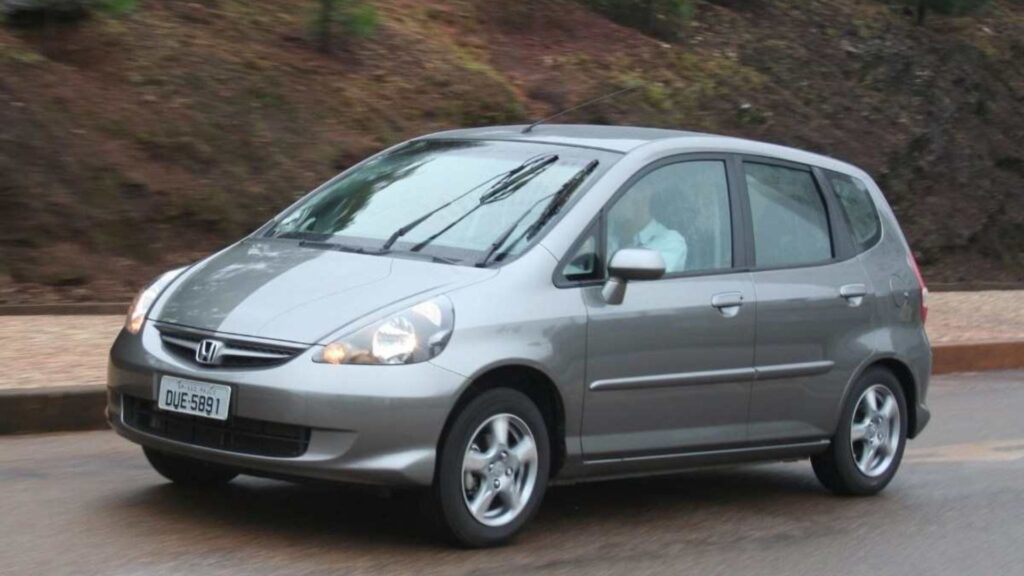 Honda Fit na estrada.