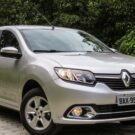 Renault Logan prata parado.