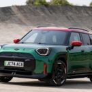 Mini John Cooper Works Eletric verde na diagonal.
