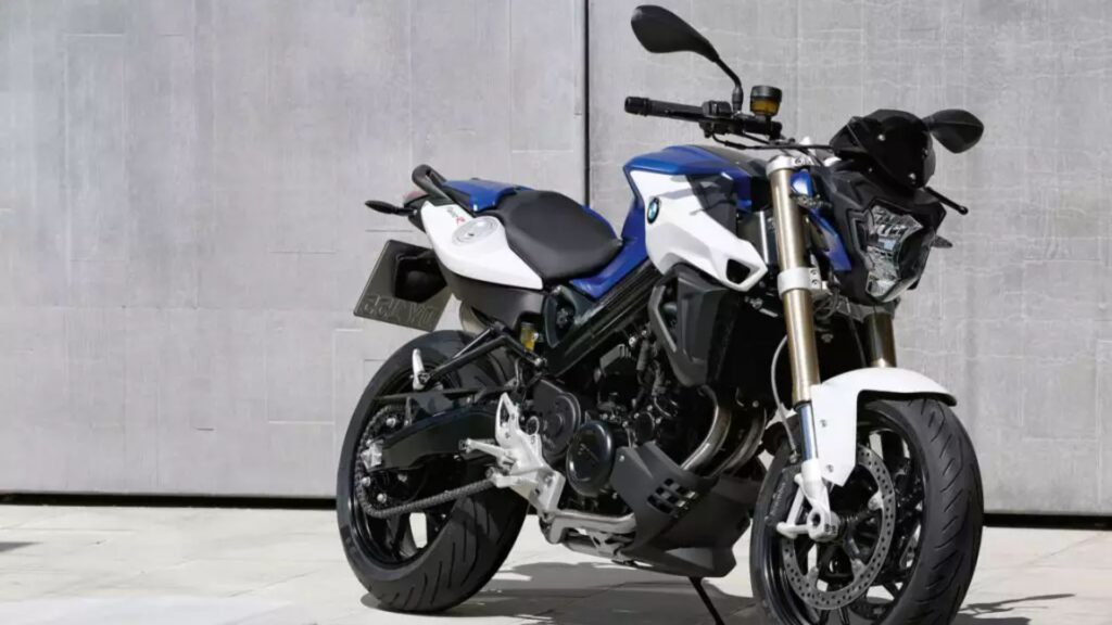 BMW F800 R azul parado na diagonal.