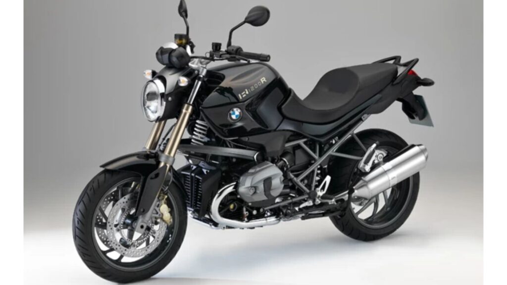 BMW R 1200 R preta parada em um fundo cinza.