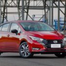 Nissan Versa vermelho.