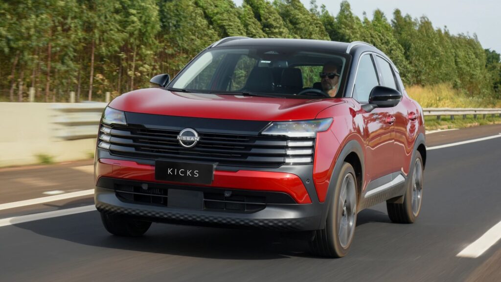 Nissan Kicks Sense 2026 vermelho na estrada em movimento.