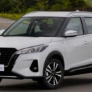 Nissan Kicks Play Advance Plus 202 branco parado na diagonal.