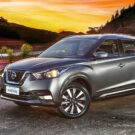 Nissan Kicks cinza parado na diagonal.