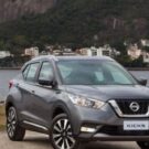 Nissan Kicks cinza.