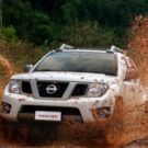 Nissan Frontier branco passando na lama.