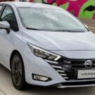 Nissan Versa branco.