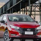 Nissan Versa vermelho de frente.