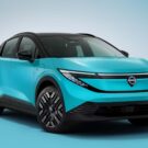 Nissan Wave 2027 na diagonal e um fundo verde água.