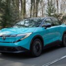 Nissan Wave 2027 azul em movimento.