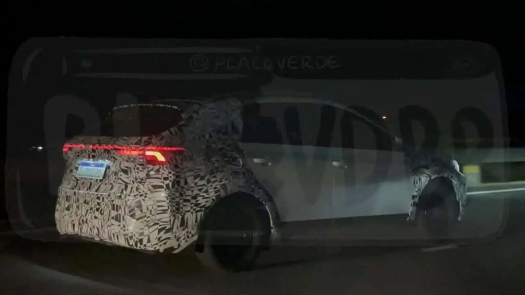 Novo  geração do Nivus camuflada na estrada.