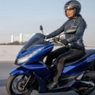 Nova Honda PCX 160 2026 na estrada.