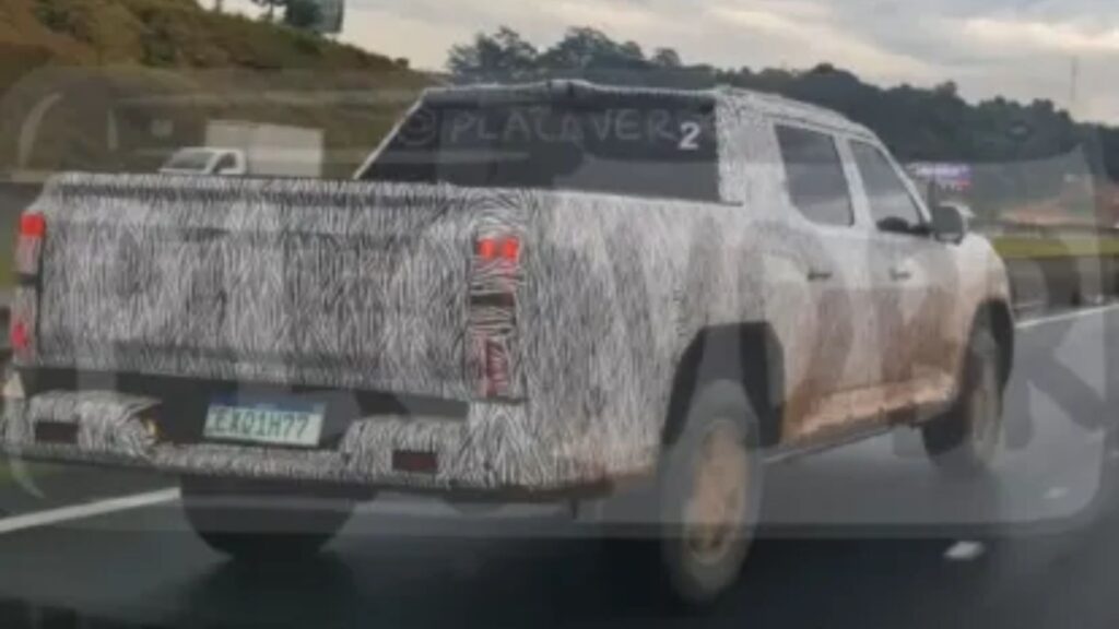 Nova Volkswagen Amarok flagrada camuflada.