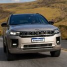 Jeep Commander 2026 de frente na estrada.