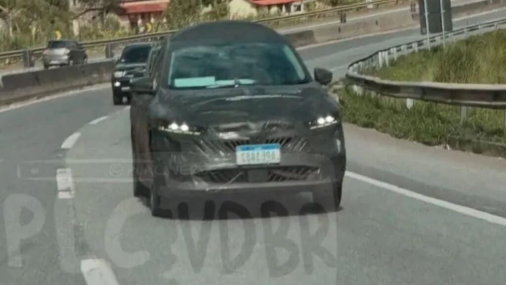 Nissan Sentra 2026 camuflado na estrada.