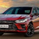 Chevrolet Onix 2026 vermelho parado na diagonal.