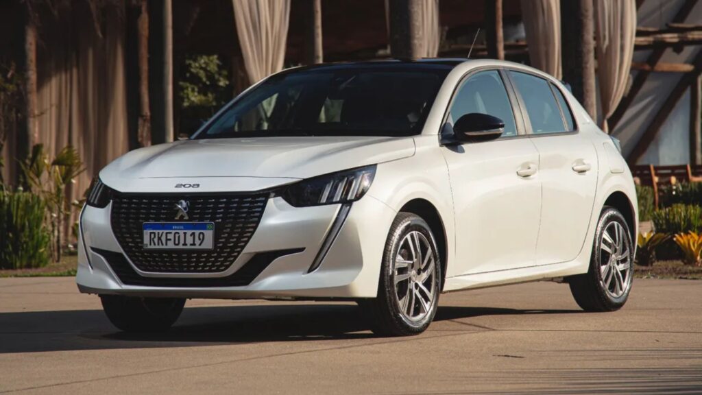 Peugeot 208 branco em na diagonal.