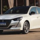 Peugeot 208 branco em na diagonal.