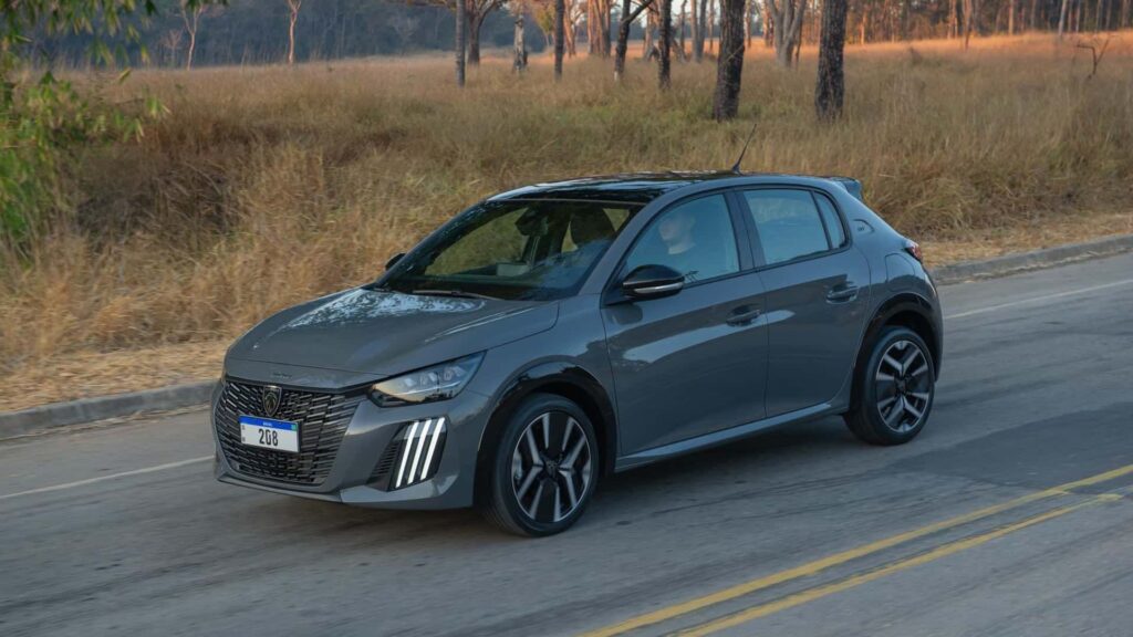 Peugeot 208 GT cinza na estrada.