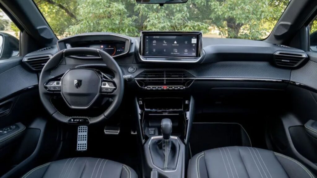 Interna do Peugeot 208 GT.